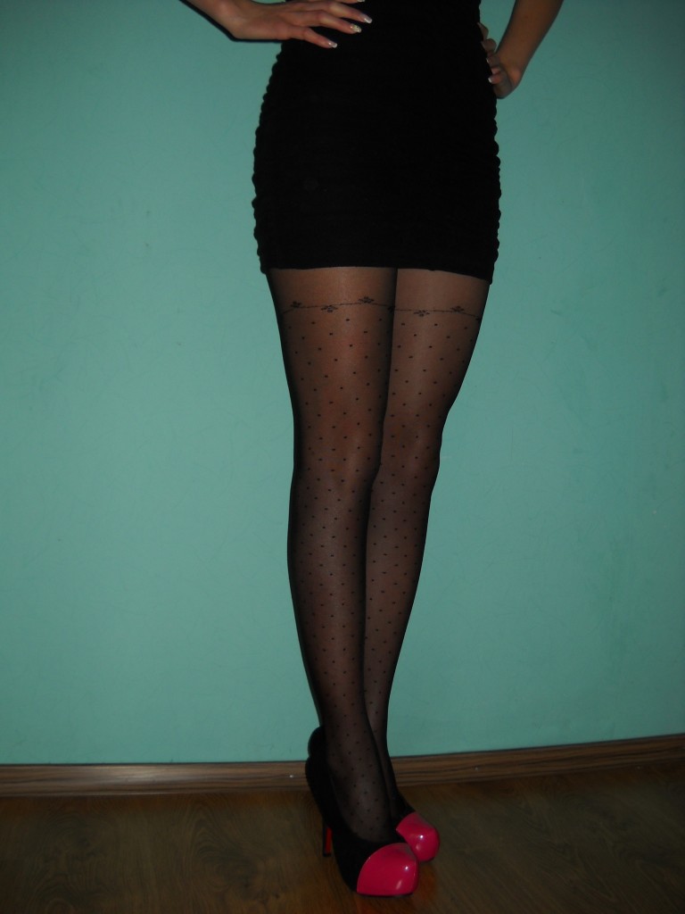 Janessa pantyhose by Fiore in black on a model