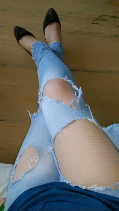 kate wears fishnets under ripped jeans